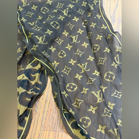 Authentic Rare Silk Louis Vuitton Scarf - Like New - Picture 2 of 14